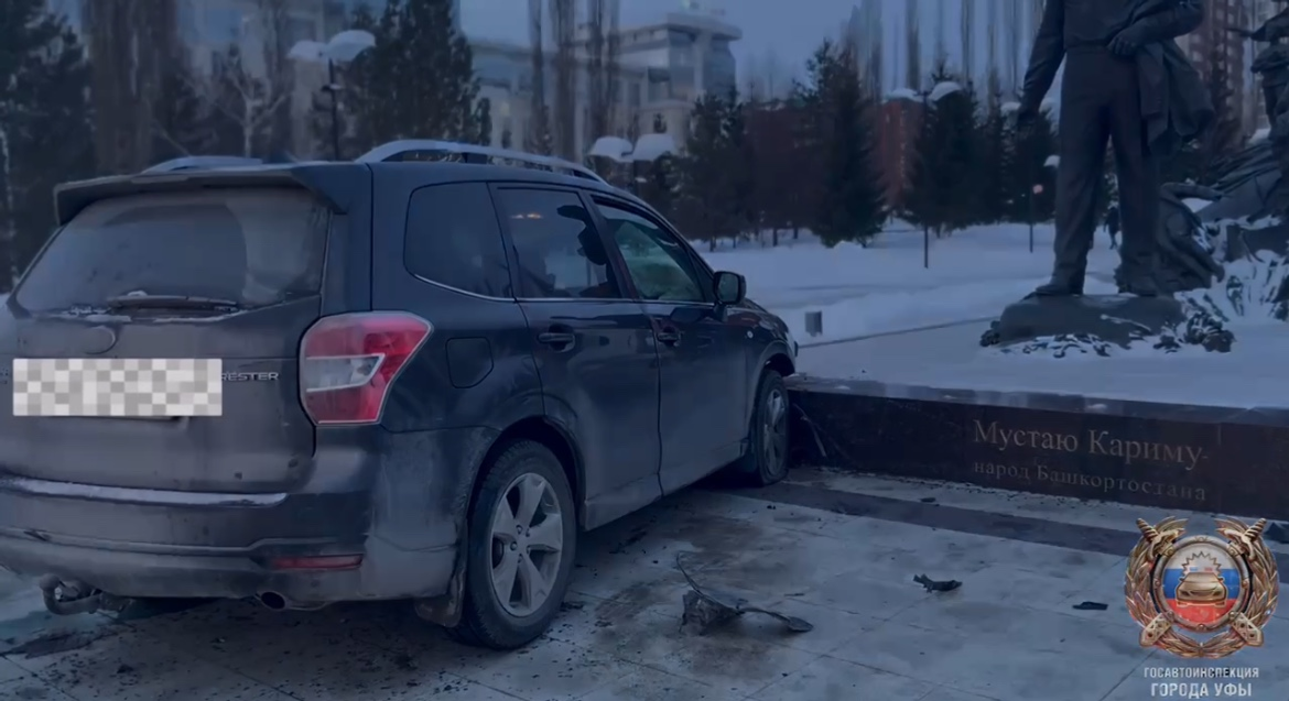 В Уфе водитель совершил наезд на ограждение памятника