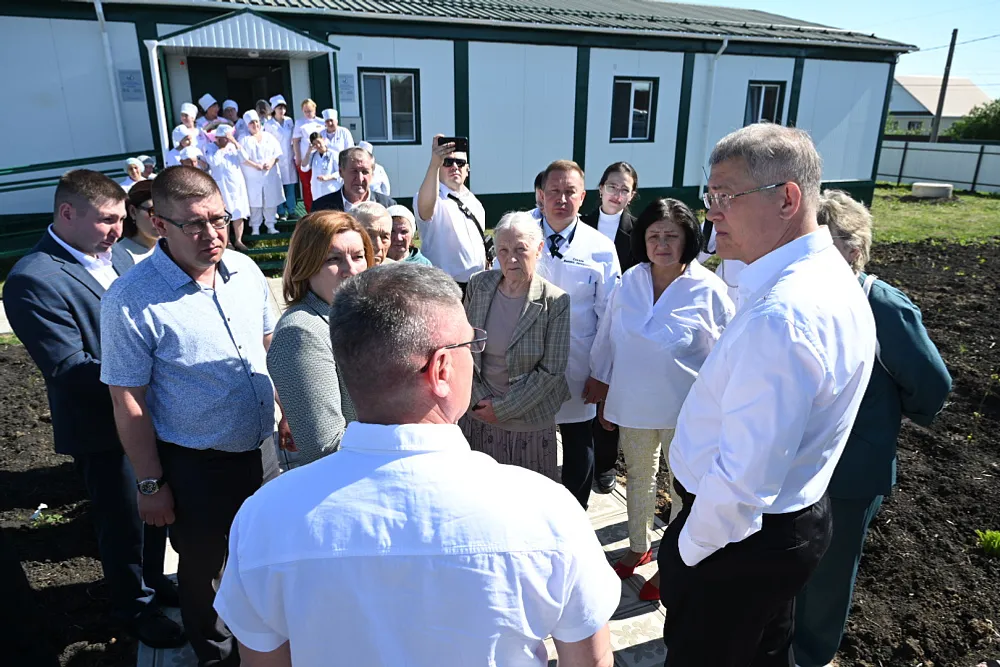 Глава Башкирии осмотрел новую амбулаторию в Кармаскалинском районе