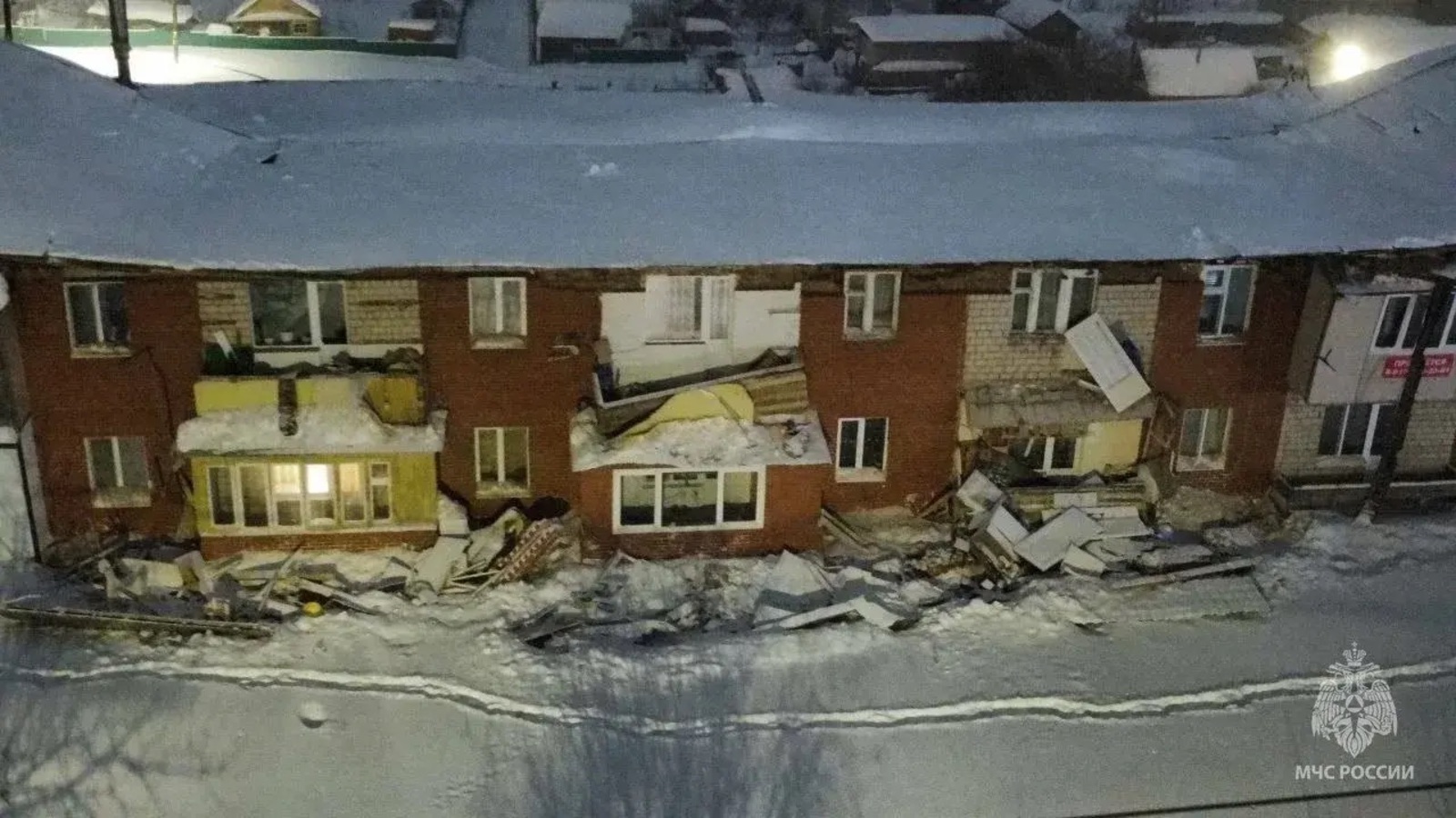 В Башкирии ликвидируют последствия обрушения кровли многоквартирного дома