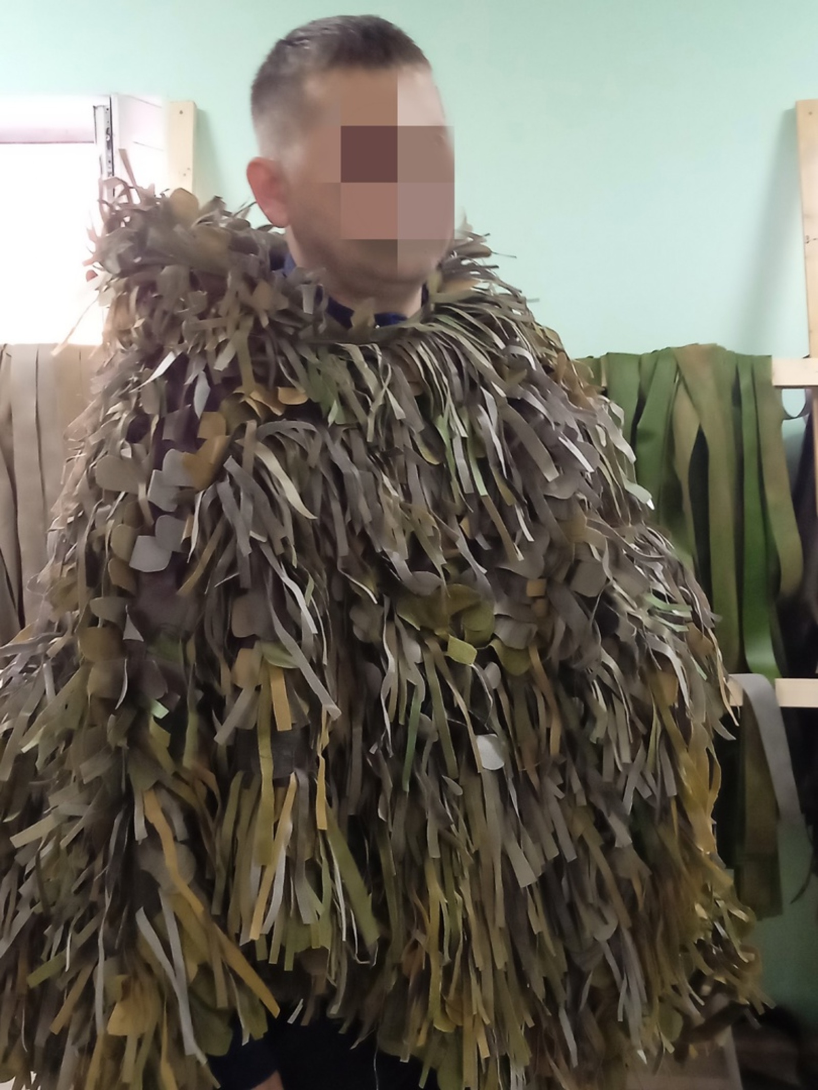 Бойцу из Башкирии волонтеры передали маскировочные накидки и сети