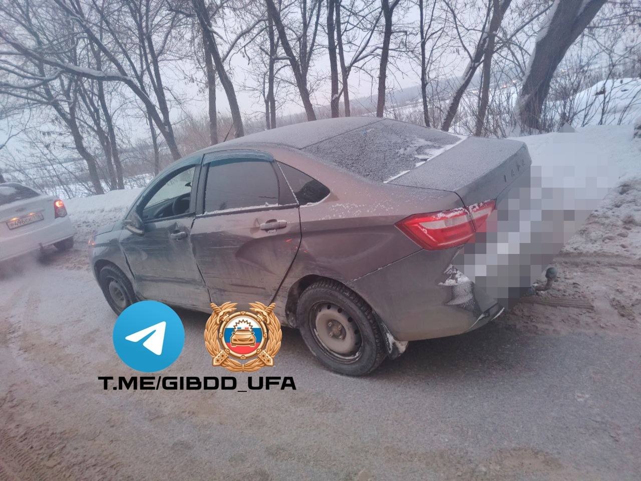 В Уфе Лада Гранта столкнулась с тремя автомобилями