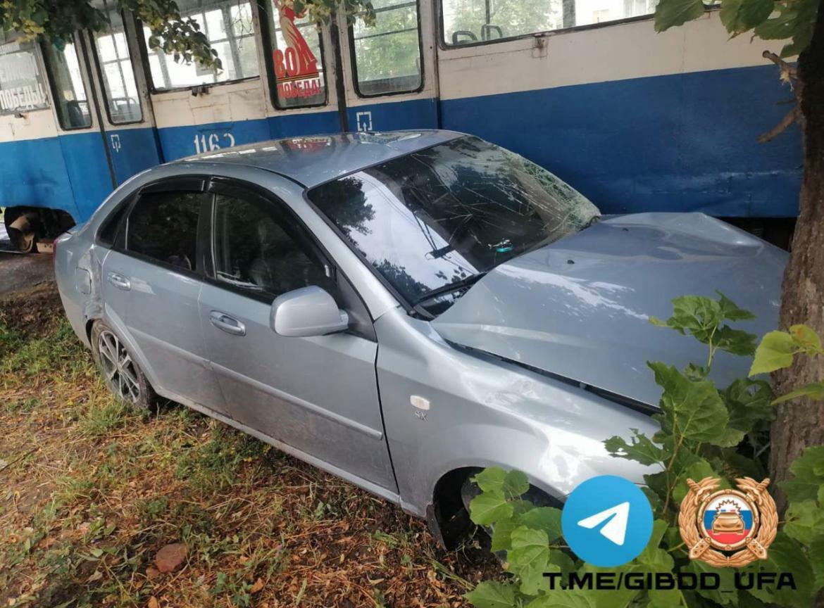 В Уфе произошло ДТП с участием трамвая и легкового автомобиля