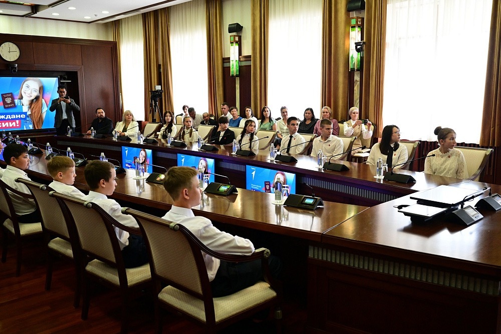 Радий Хабиров вручил паспорта школьникам Башкирии в День России