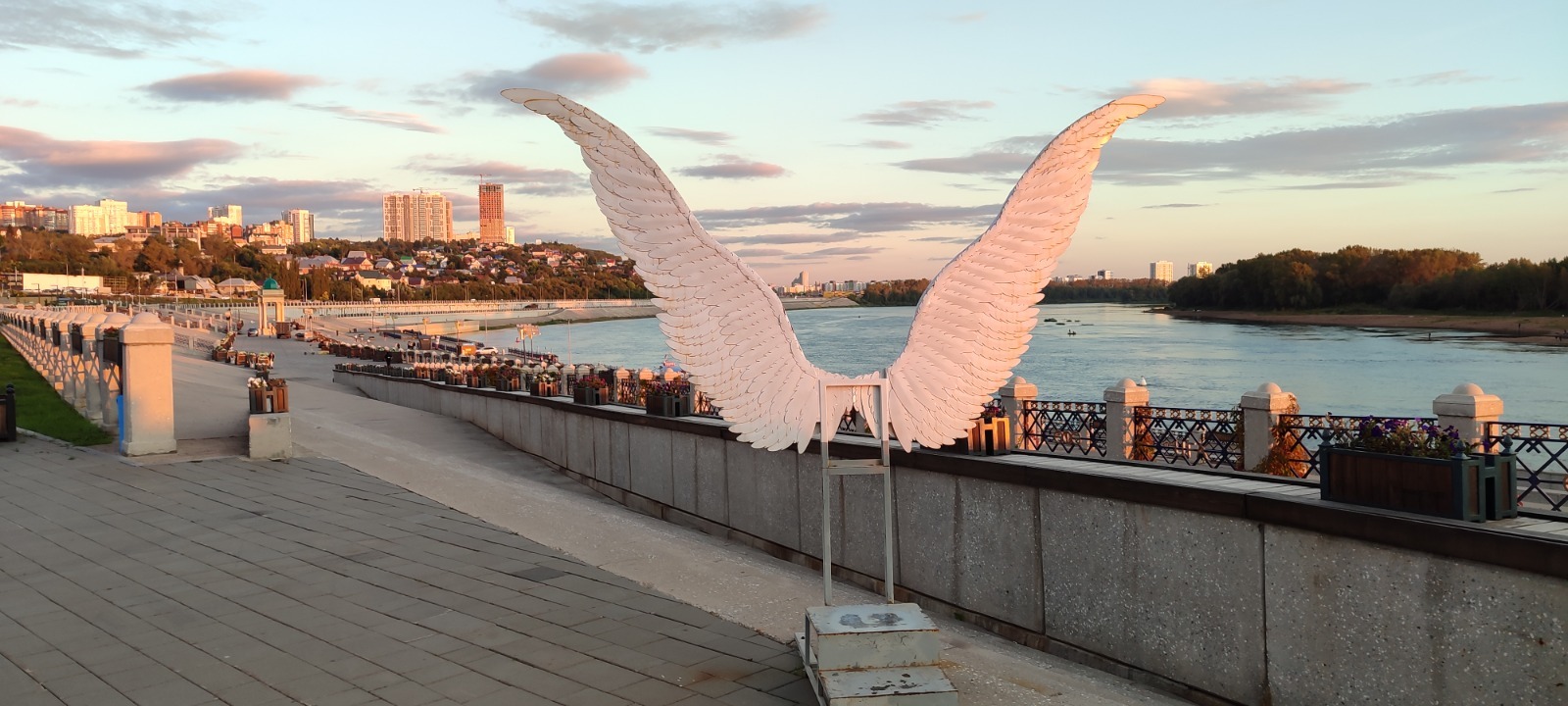 Набережная Уфы с артобъектом.