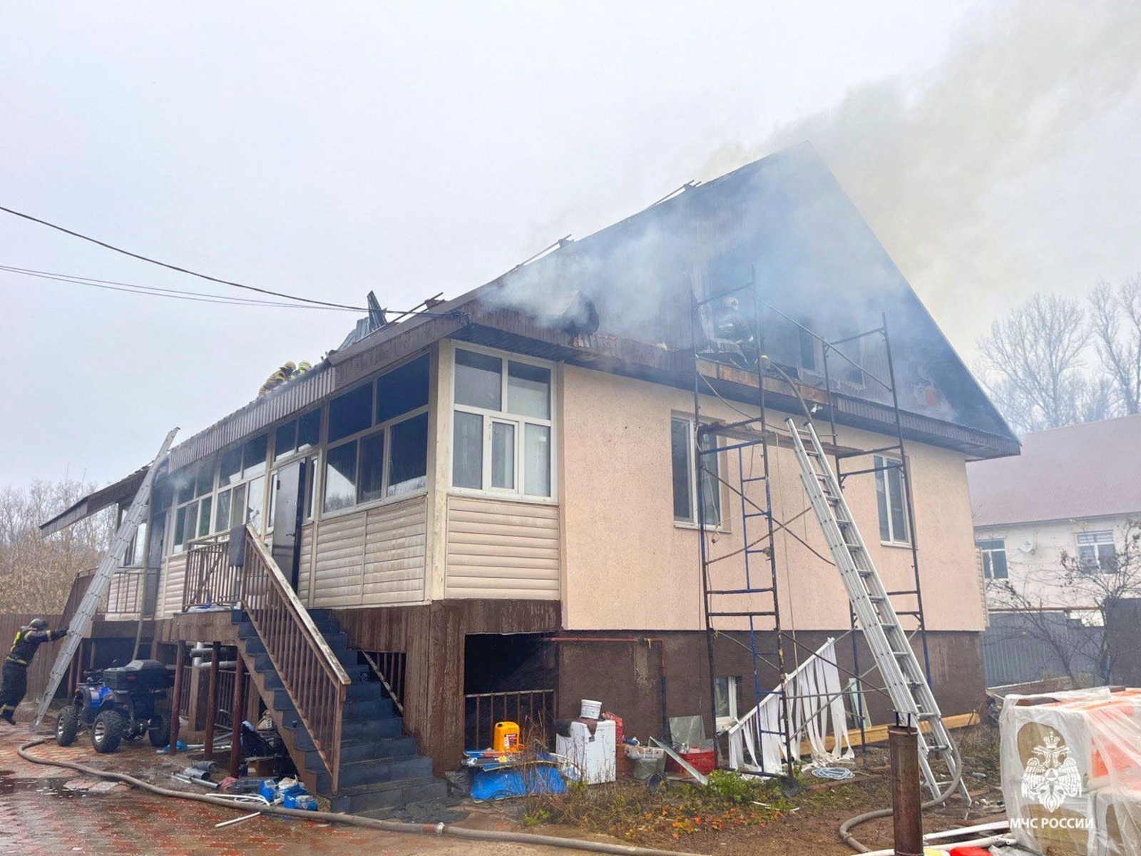 Пожар в Уфе: огонь охватил крышу дома