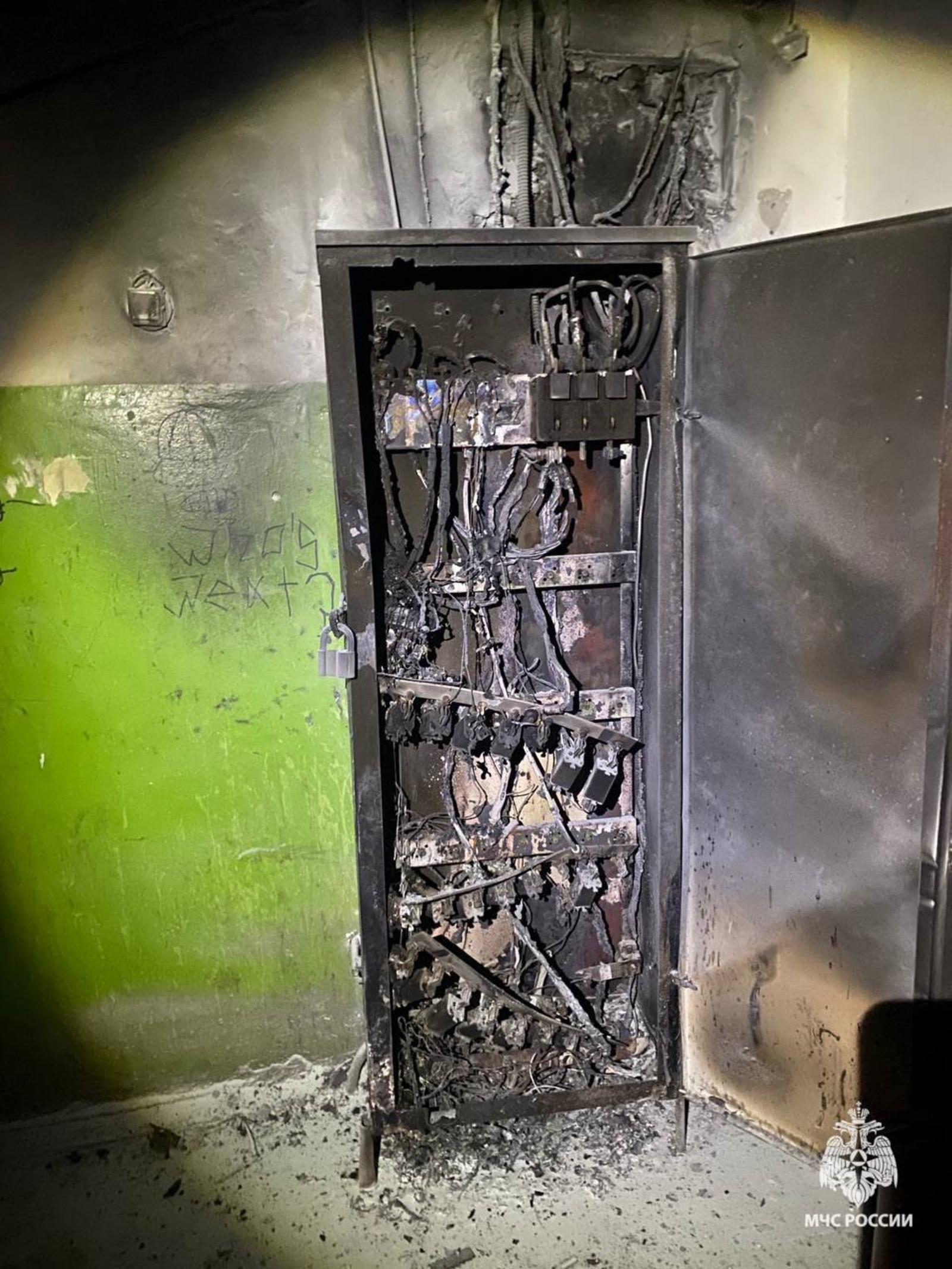 Спасены восемь человек: в Уфе ночью загорелись провода в электрощитовой жилого дома