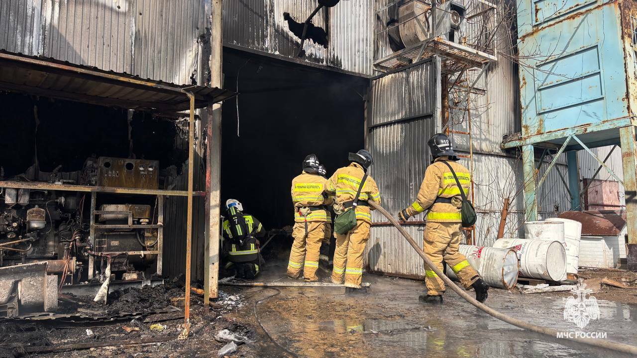 В Уфе предотвращен взрыв газовых баллонов во время пожара в промзоне