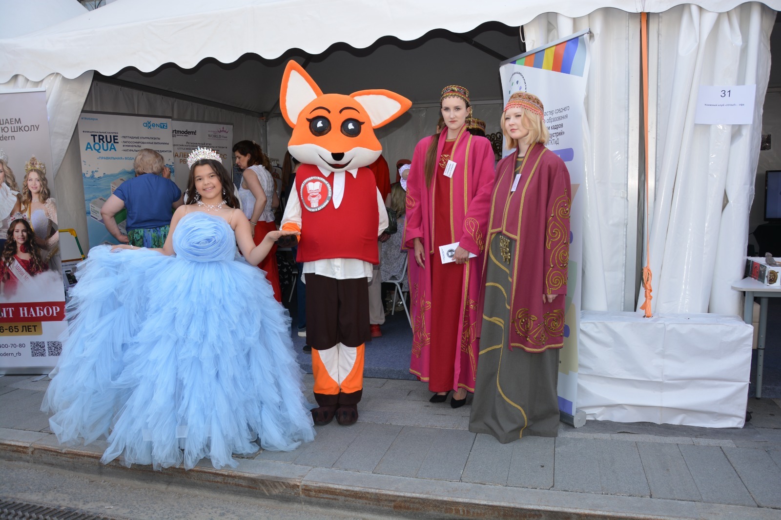 На «Китап –Байраме» в Уфе гимназистка продефилировала в семикилограммовом платье