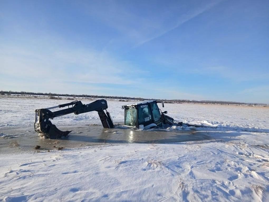 В Башкирии несколько дней не могут достать три трактора из-подо льда