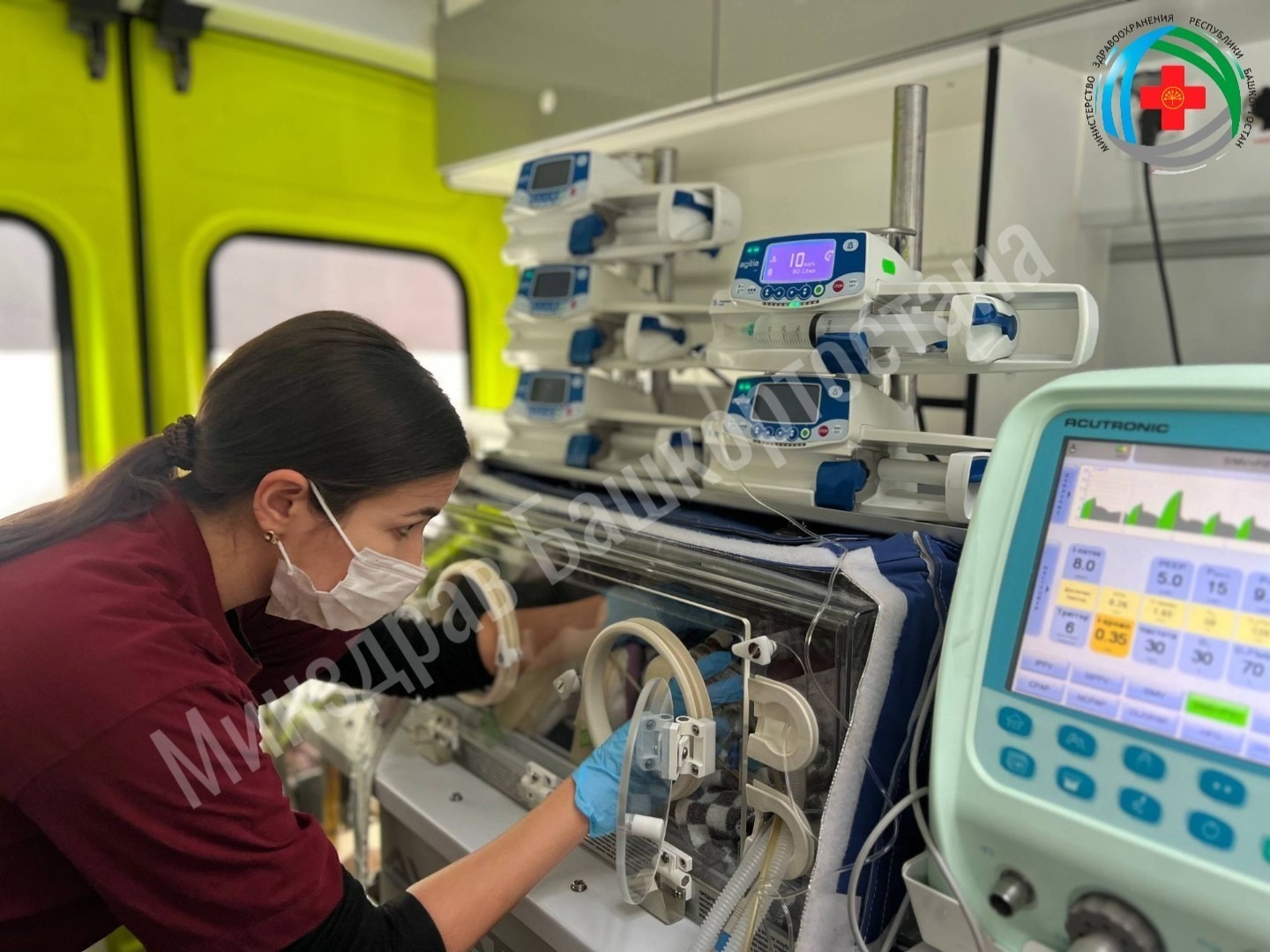 Санавиация доставила в Уфу новорожденных двойняшек-торопыжек