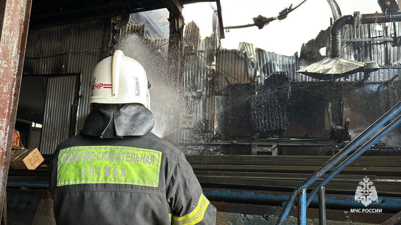 В Уфе предотвращен взрыв газовых баллонов во время пожара в промзоне