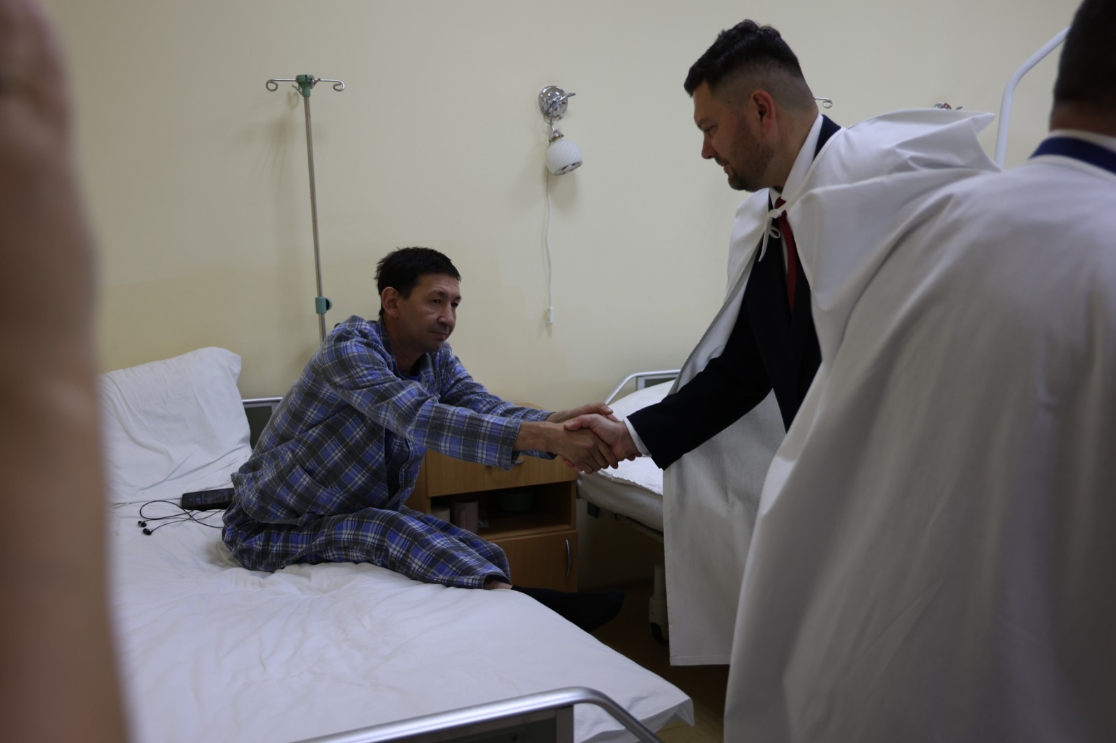 Герой России Владимир Сайбель посетил Республиканский госпиталь ветеранов войн