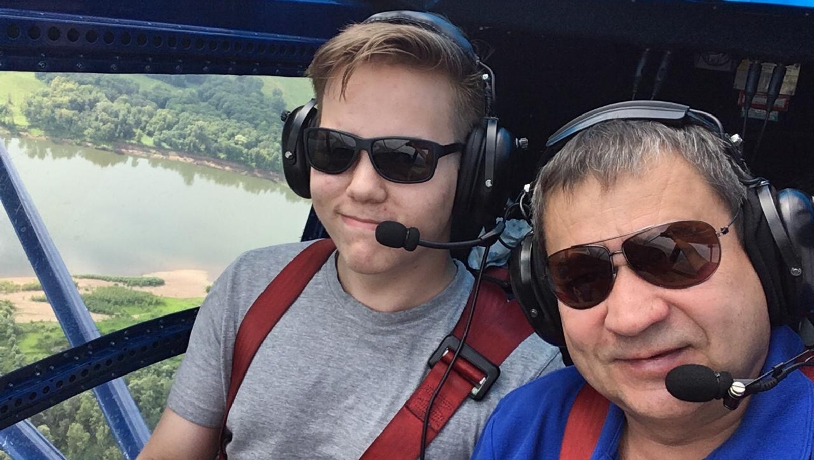 На фото: пилот -инструктор Эдуард Заянов с будущим пилотом.