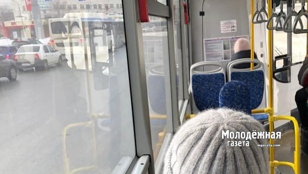 В переполненном автобусе в Уфе лопнуло стекло