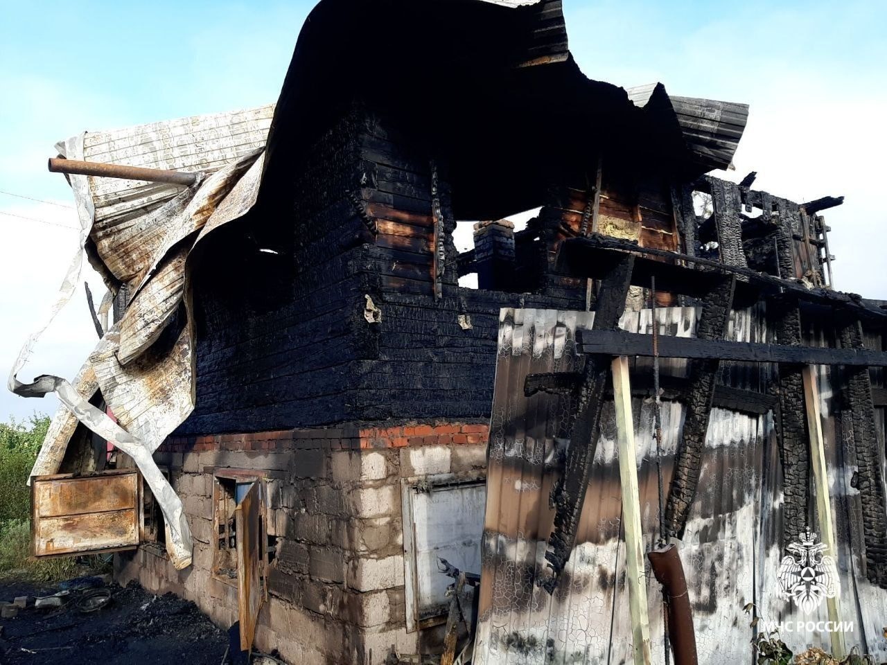 Два человека погибли во время пожара ночью в Башкирии