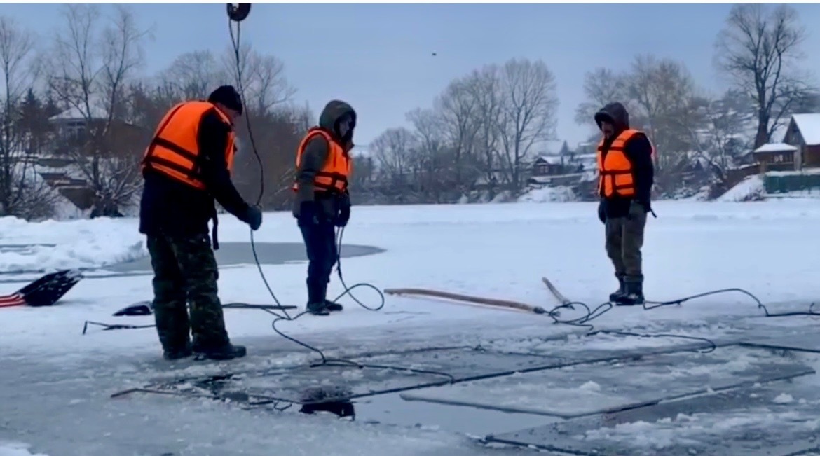 В Уфе на озере Долгое режут лёд для новогодних городков