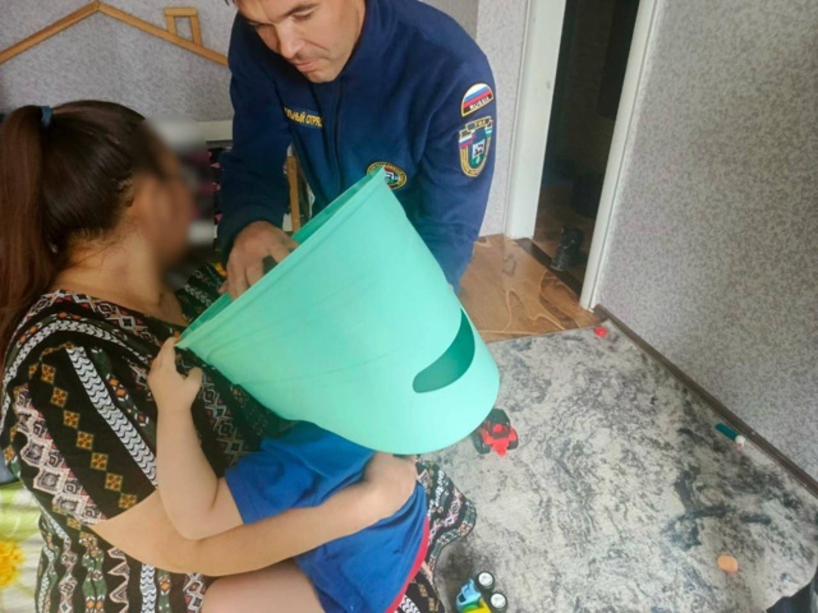 Спасатели Уфы освободили двухлетнего мальчика из пластикового горшка