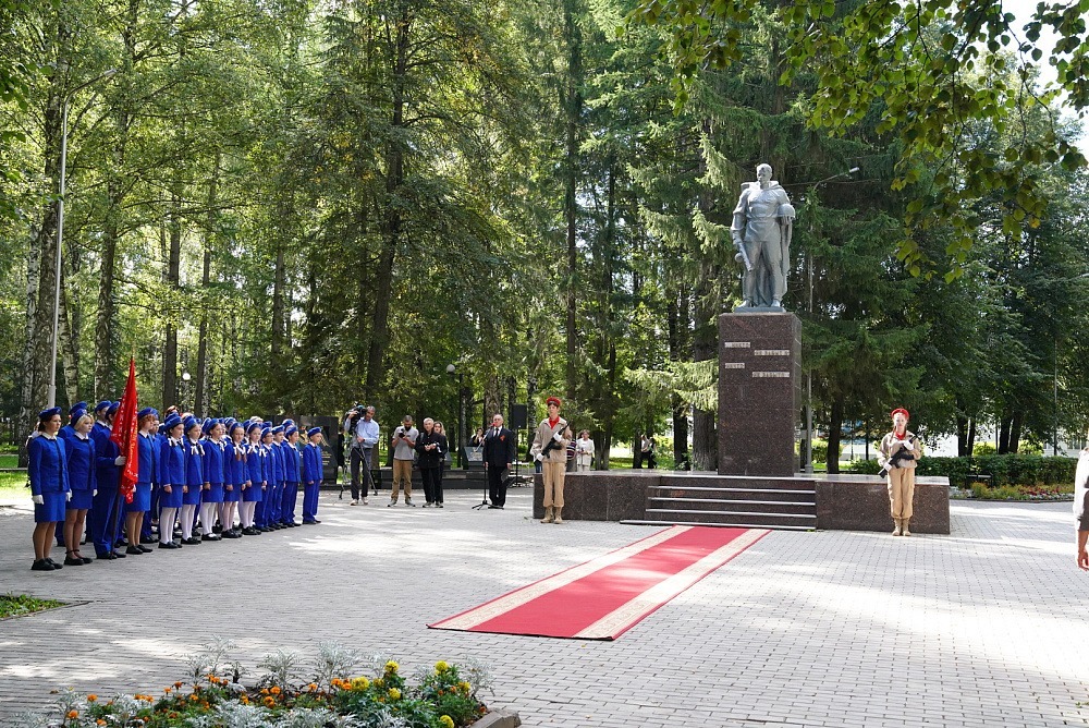Радий Хабиров возложил цветы к мемориалу Великой Отечественной войны в Бирске