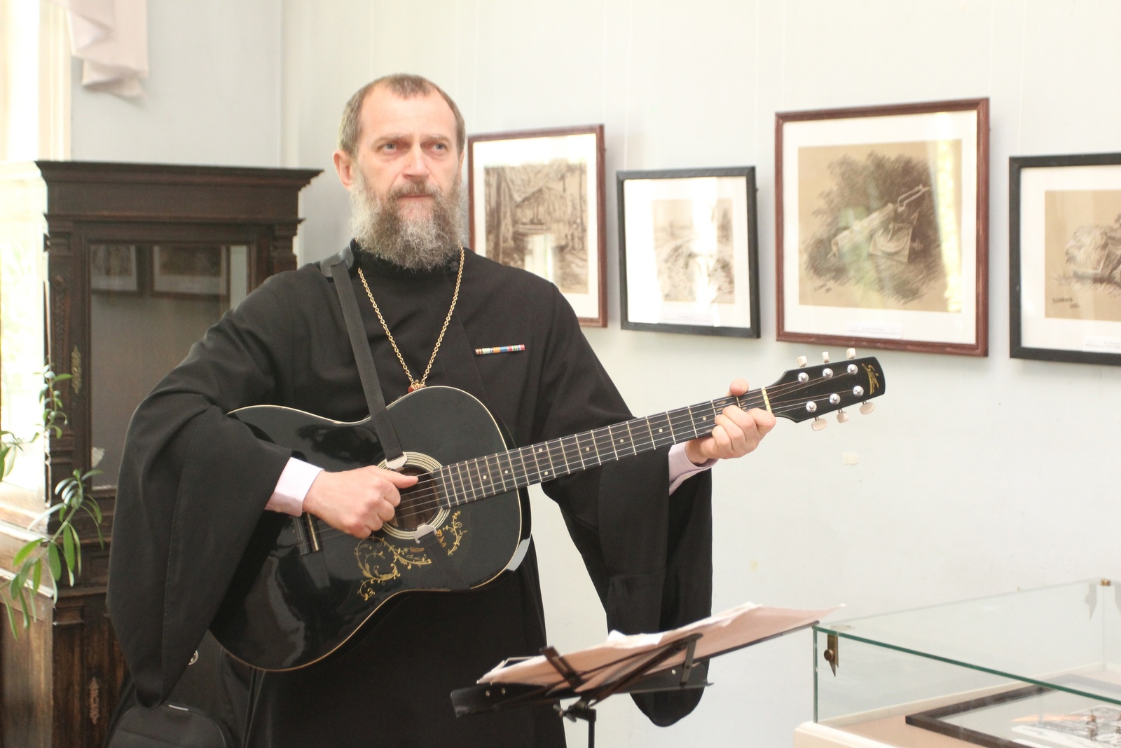 В Уфе открылась выставка священника Виктора Иванова