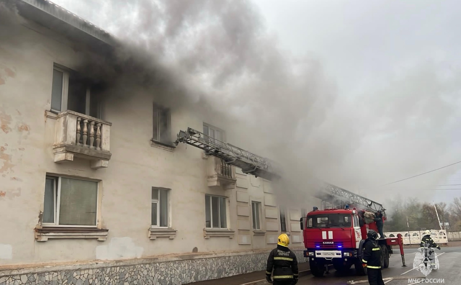 В Башкирии спасатели эвакуировали двух человек при пожаре