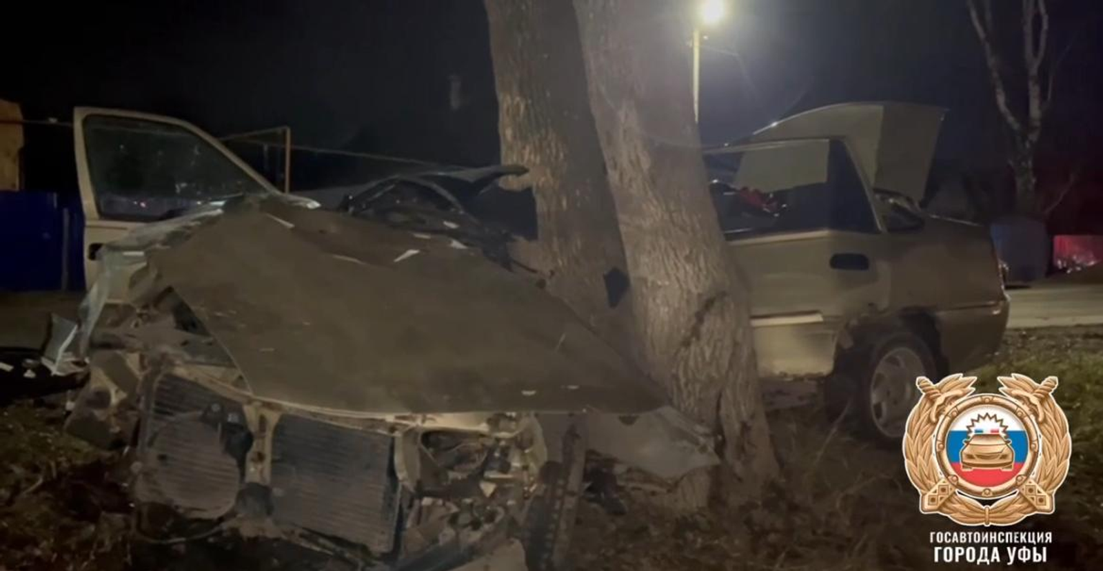 Студент колледжа Уфы за рулем «Дэу Нексия» въехал в дерево рано утром