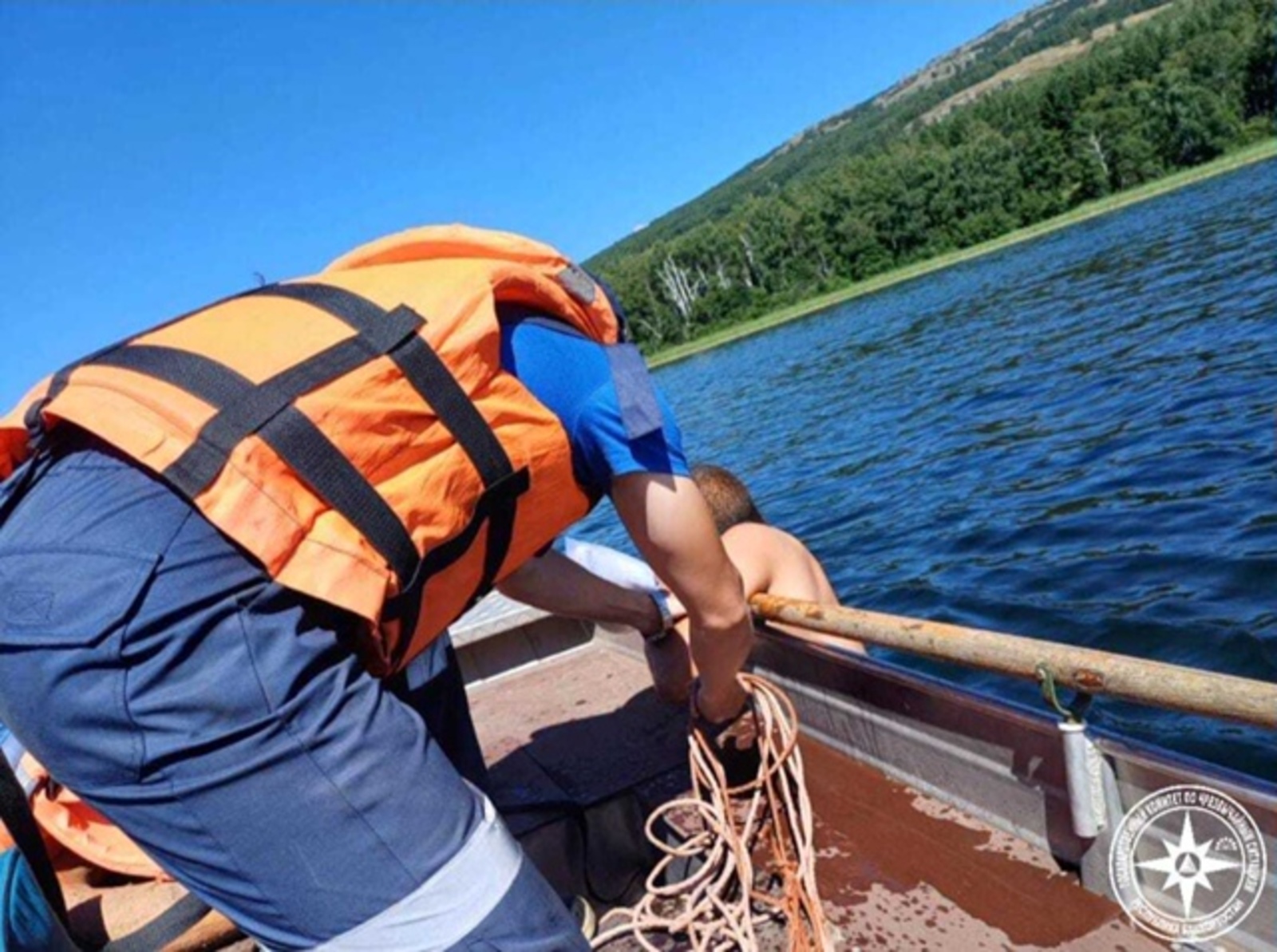 В Башкирии на озере Талкас спасатели вытащили из воды пьяного пловца