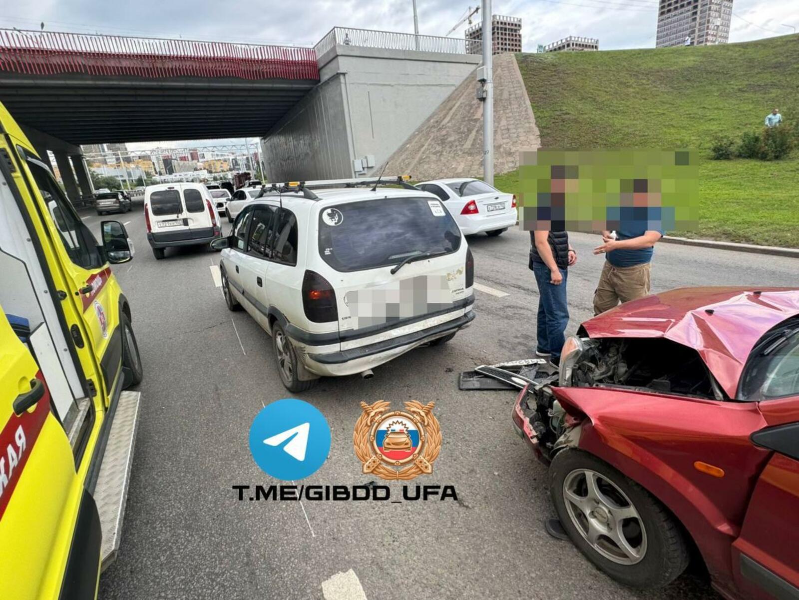 В ДТП на проспекте Салавата Юлаева в Уфе пострадали два человека