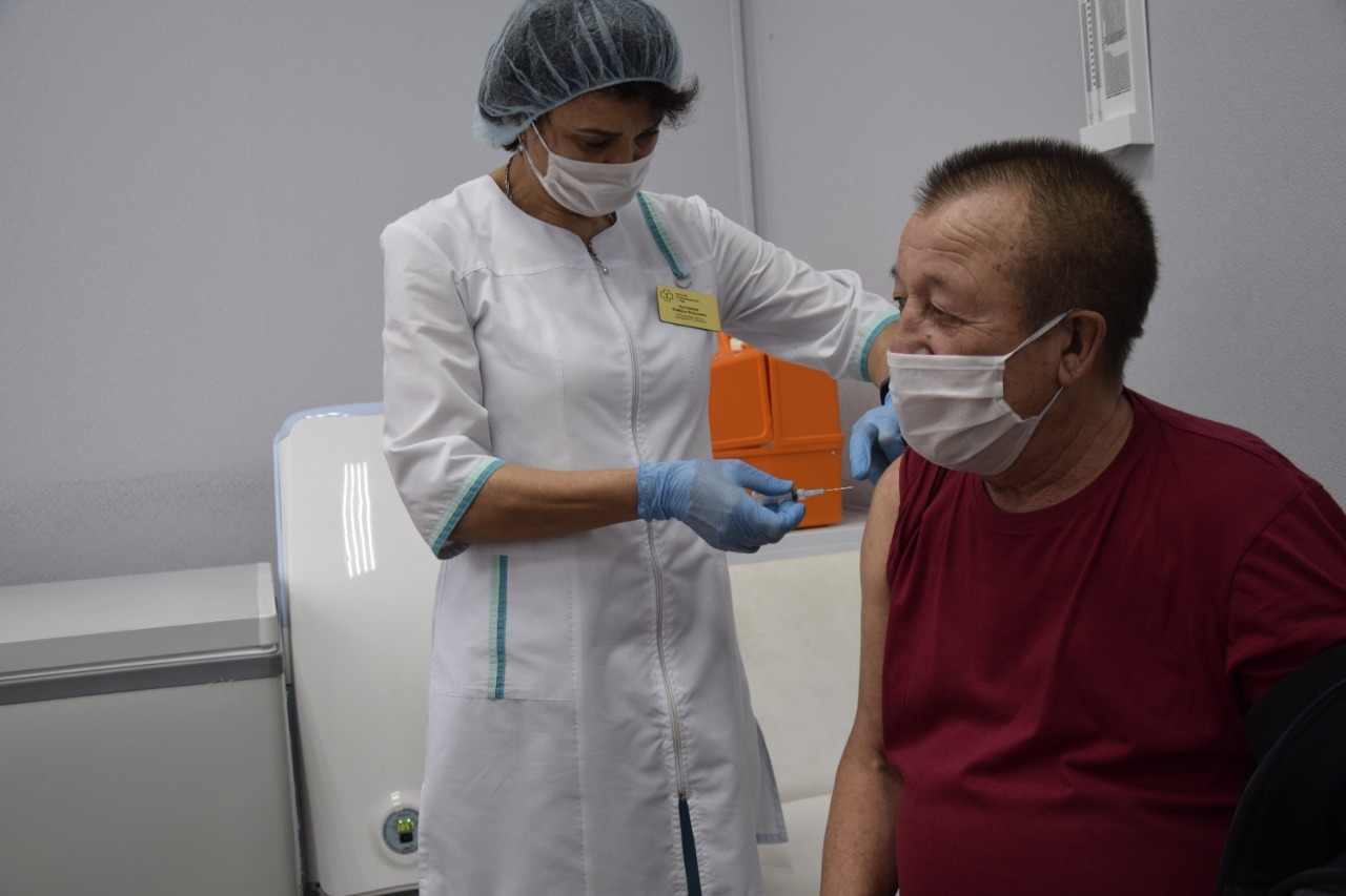 В Уфе вакцинировавшимся от ковида пенсионерам вручили "Посылки здоровья"