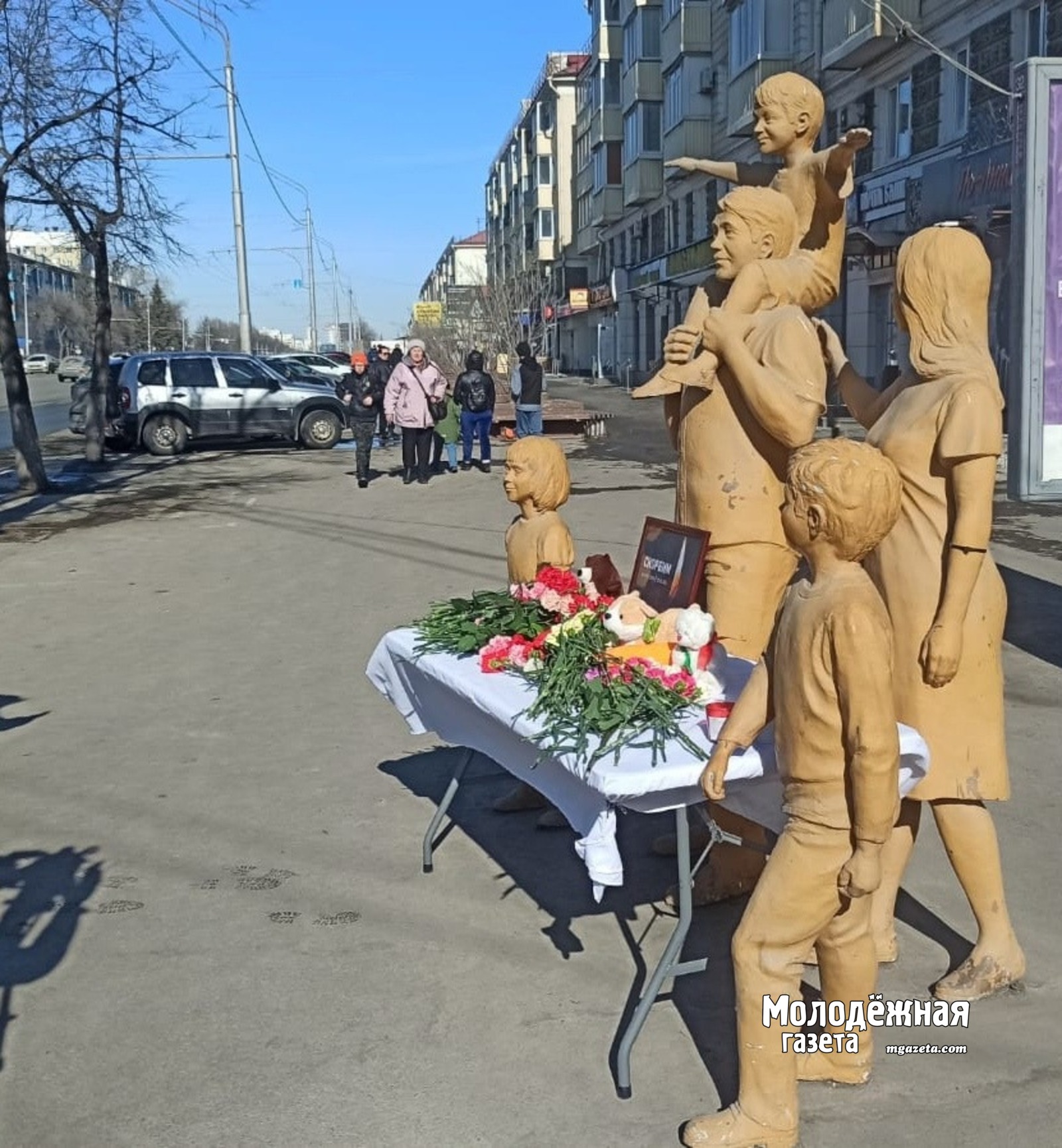 В Уфе люди несут цветы к мемориалу в память о погибших во время теракта в  Красногорске