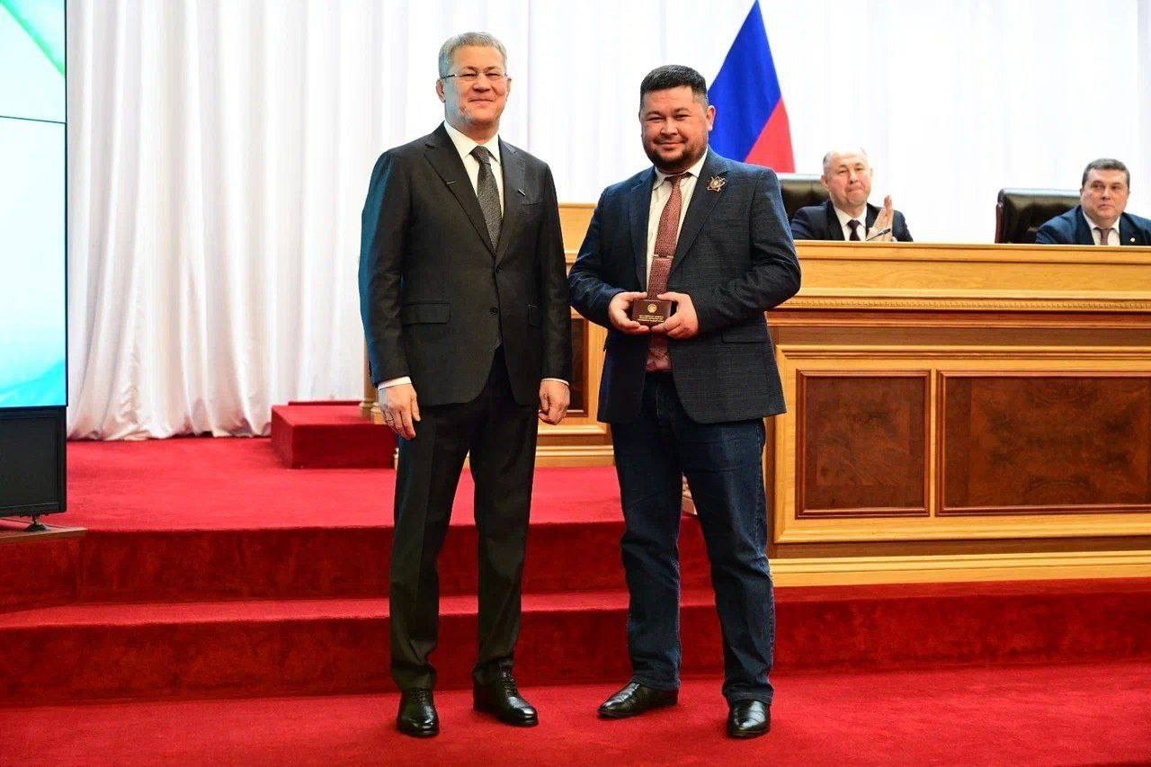 Радий Хабиров вручил первые в стране удостоверения военкорам из Башкирии