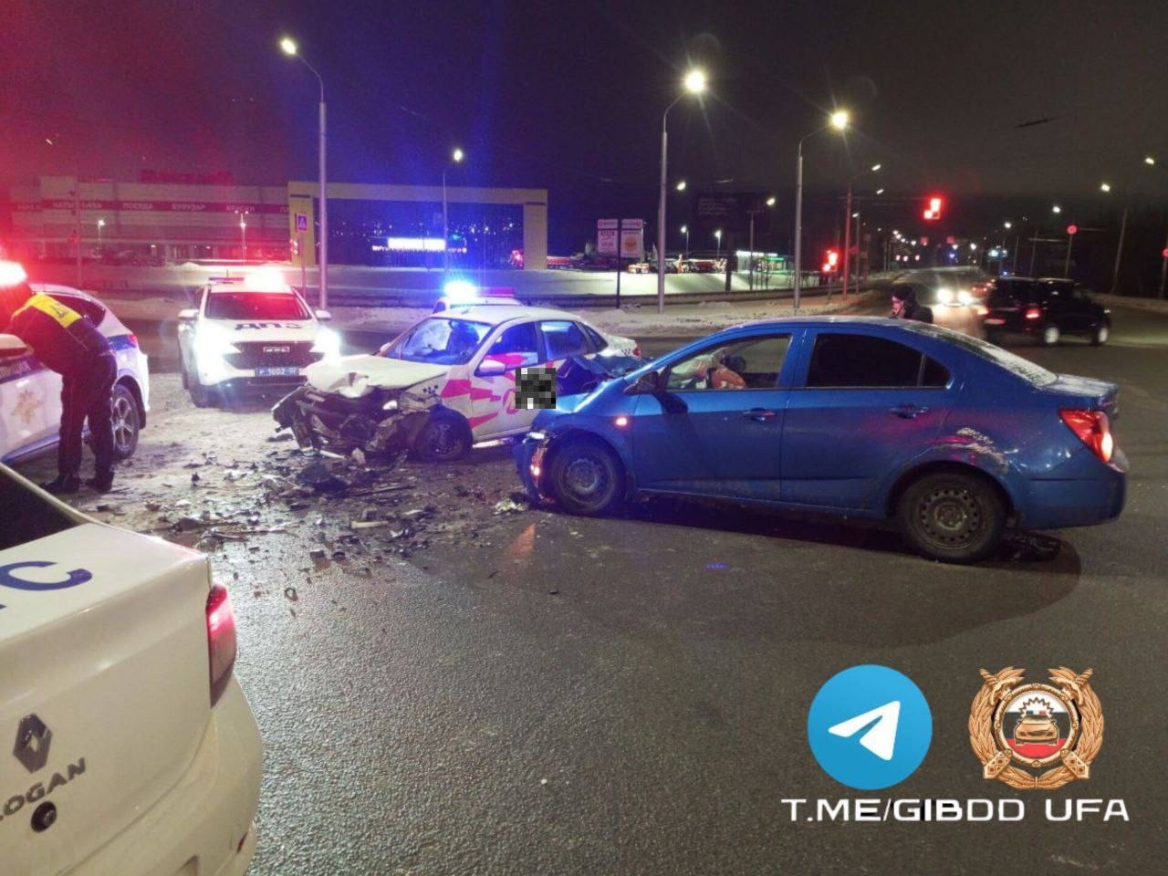Три человека пострадали в ночном лобовом столкновении в Уфе