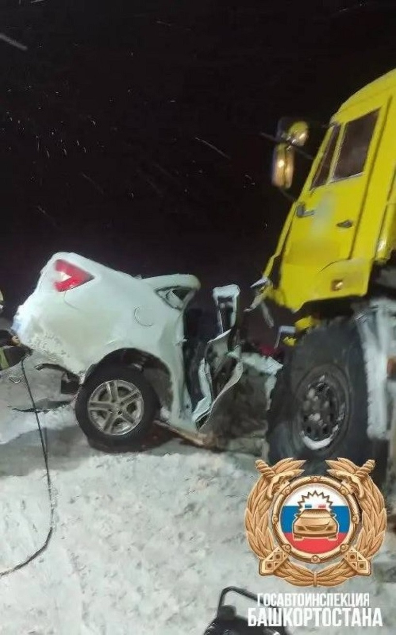 Четыре человека погибли при столкновении грузовика и легковушки в Башкирии