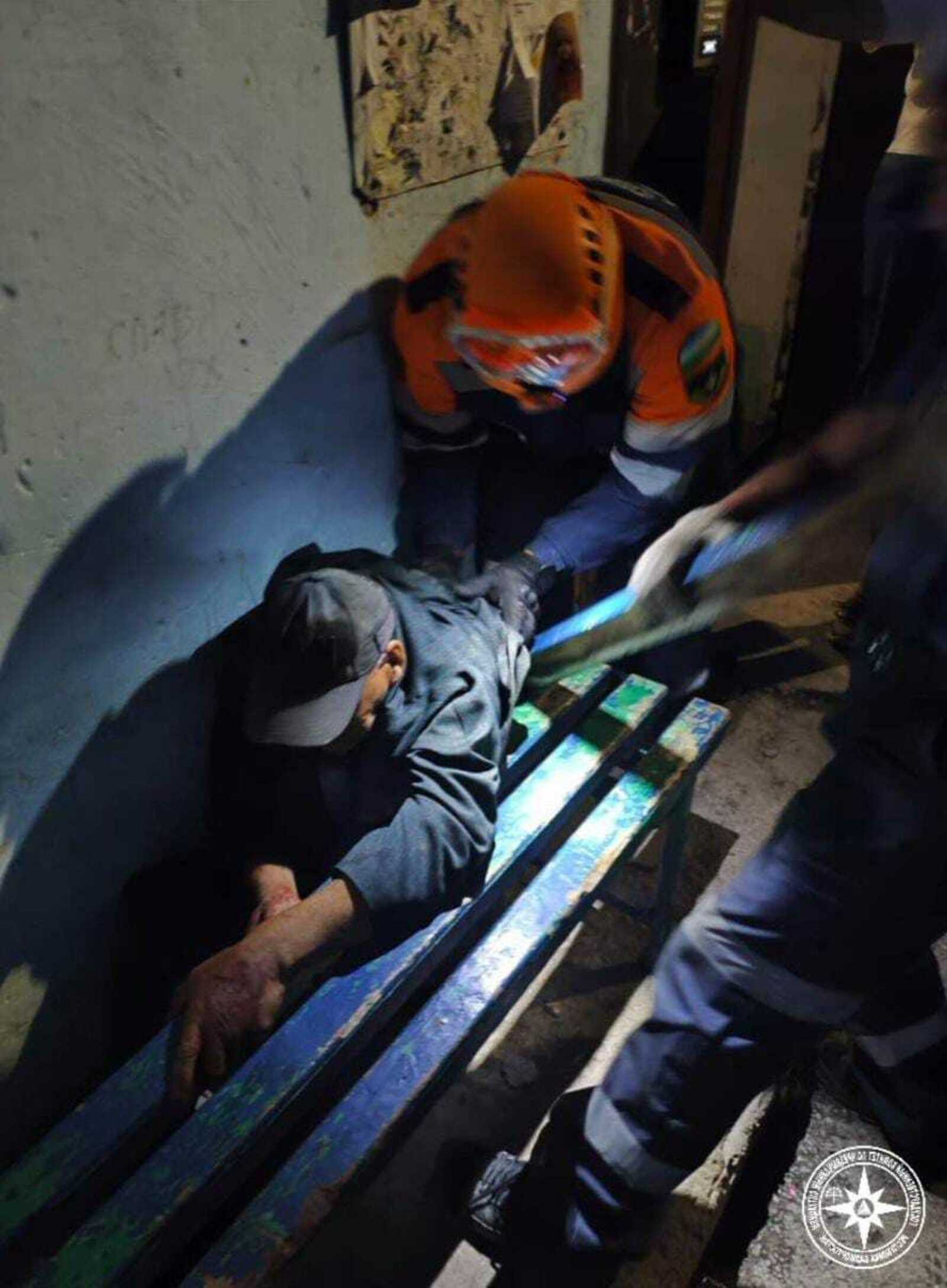 В Башкирии спасатели помогли мужчине, застрявшему между скамейкой и домом