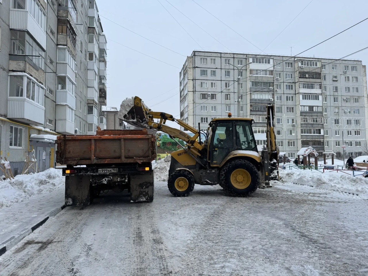 Мэрия Уфы: Припаркованные вдоль дорог автомобили мешают уборке снега
