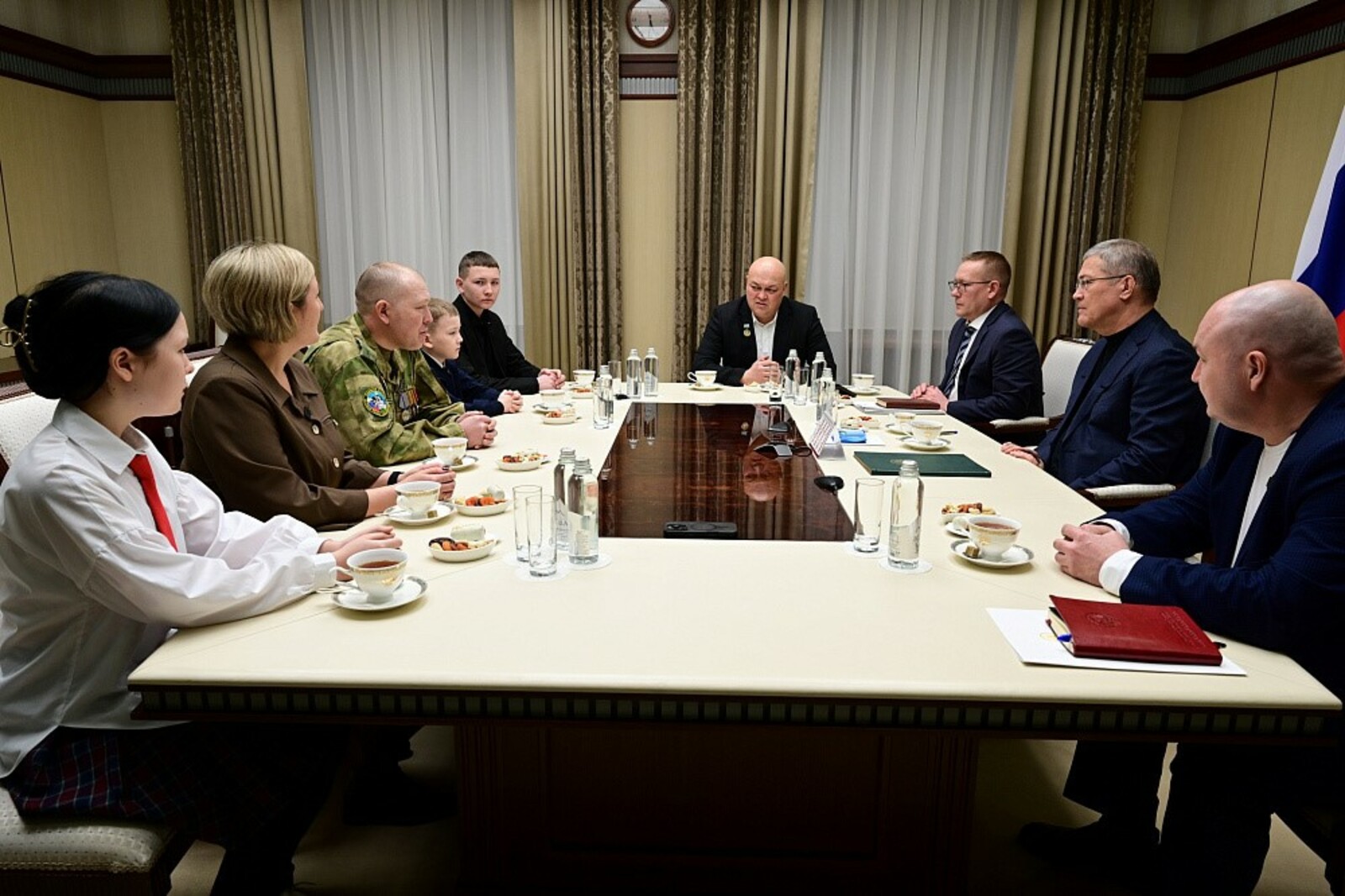 Радий Хабиров встретился с участником СВО Рустамом Сафиным и его семьей