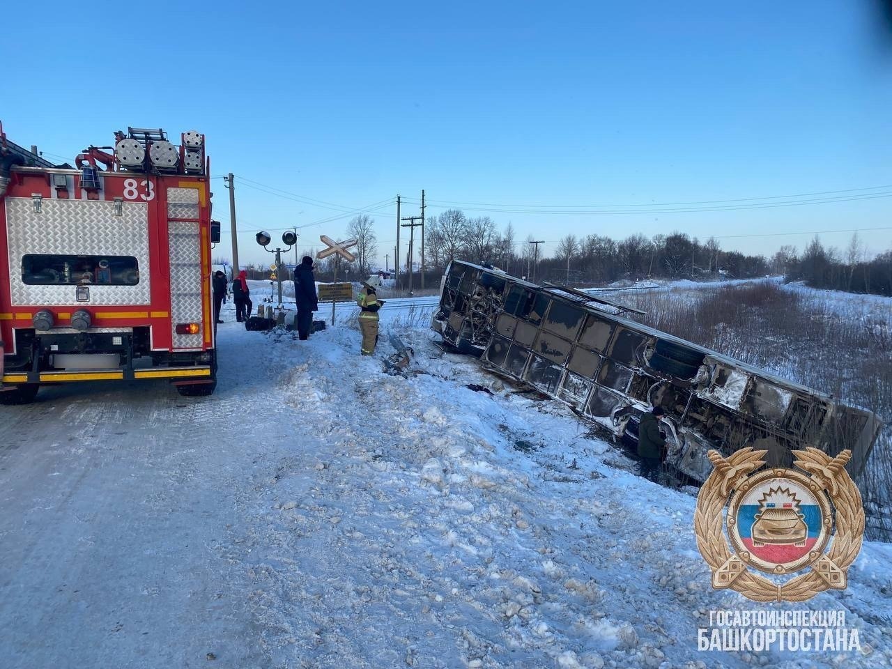 Под Нефтекамском автобус с вахтовиками перевернулся у железнодорожного переезда