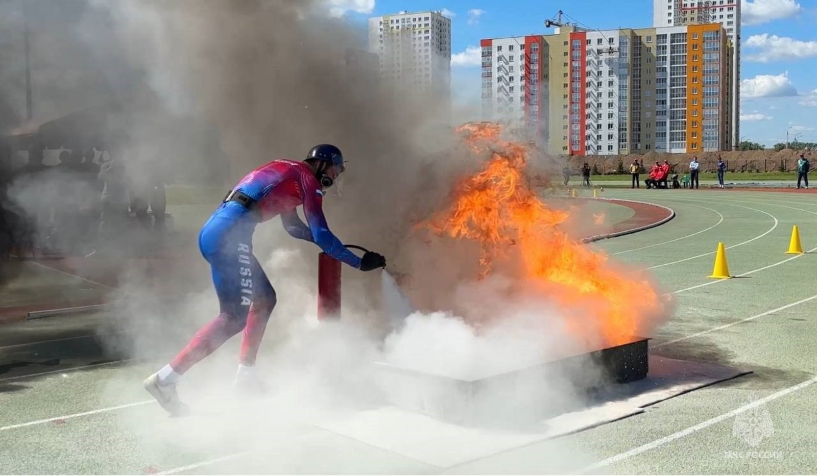 Пламя тушат на бегу: Россия обходит всех в зрелищном соревновании в Уфе