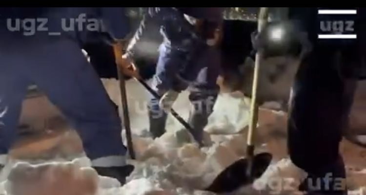 В Уфе спасатели освободили машину пенсионерки, застрявшую в снегу