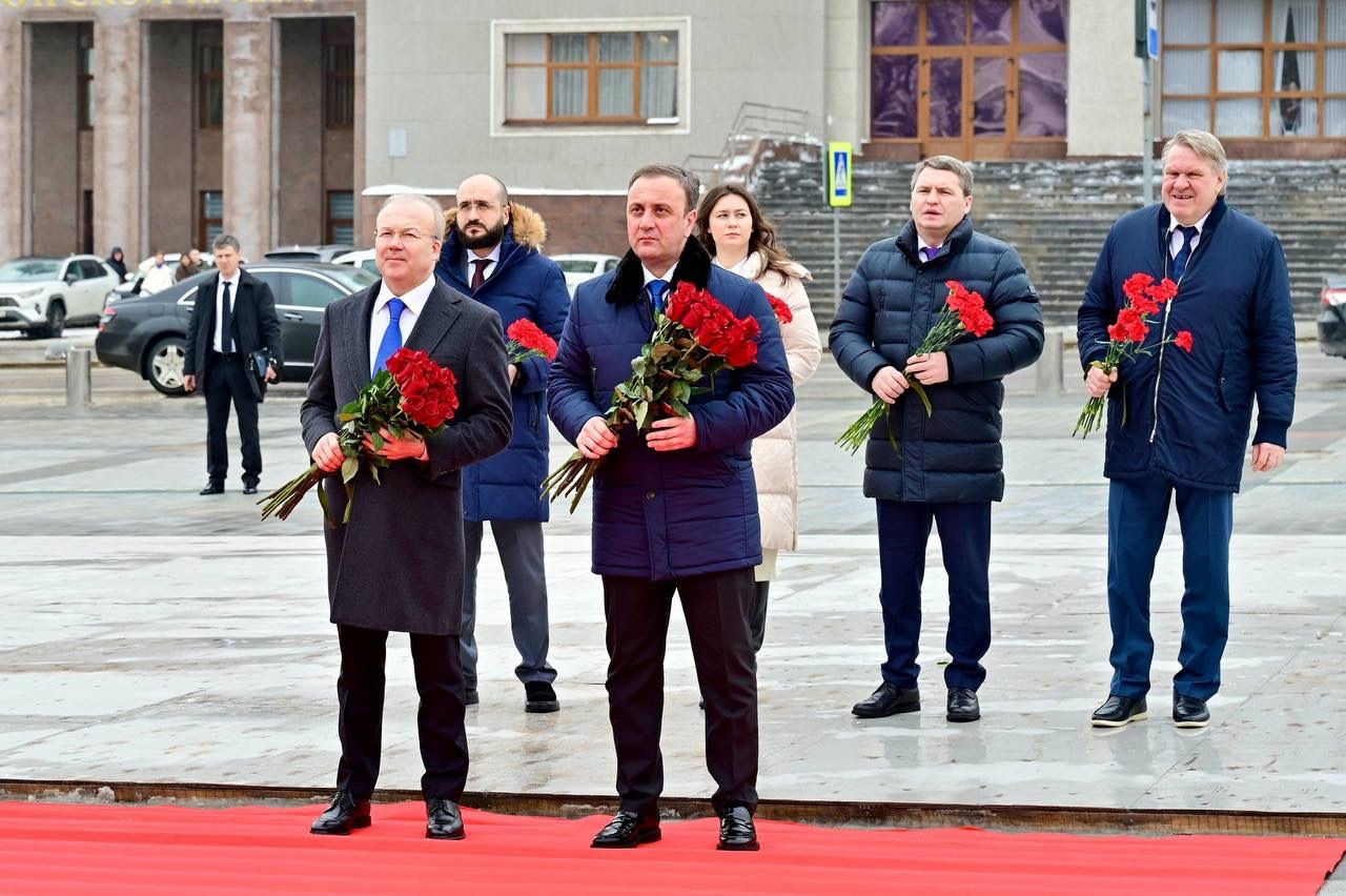 Делегация Абхазии в Уфе почтила память Минигали Шаймуратова