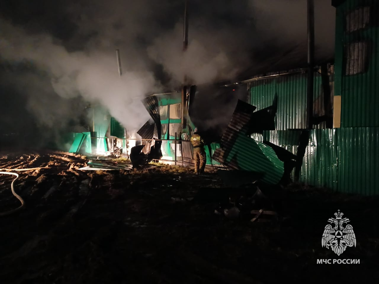 В Башкирии загорелось оборудование и материалы на площади 300 кв. метров