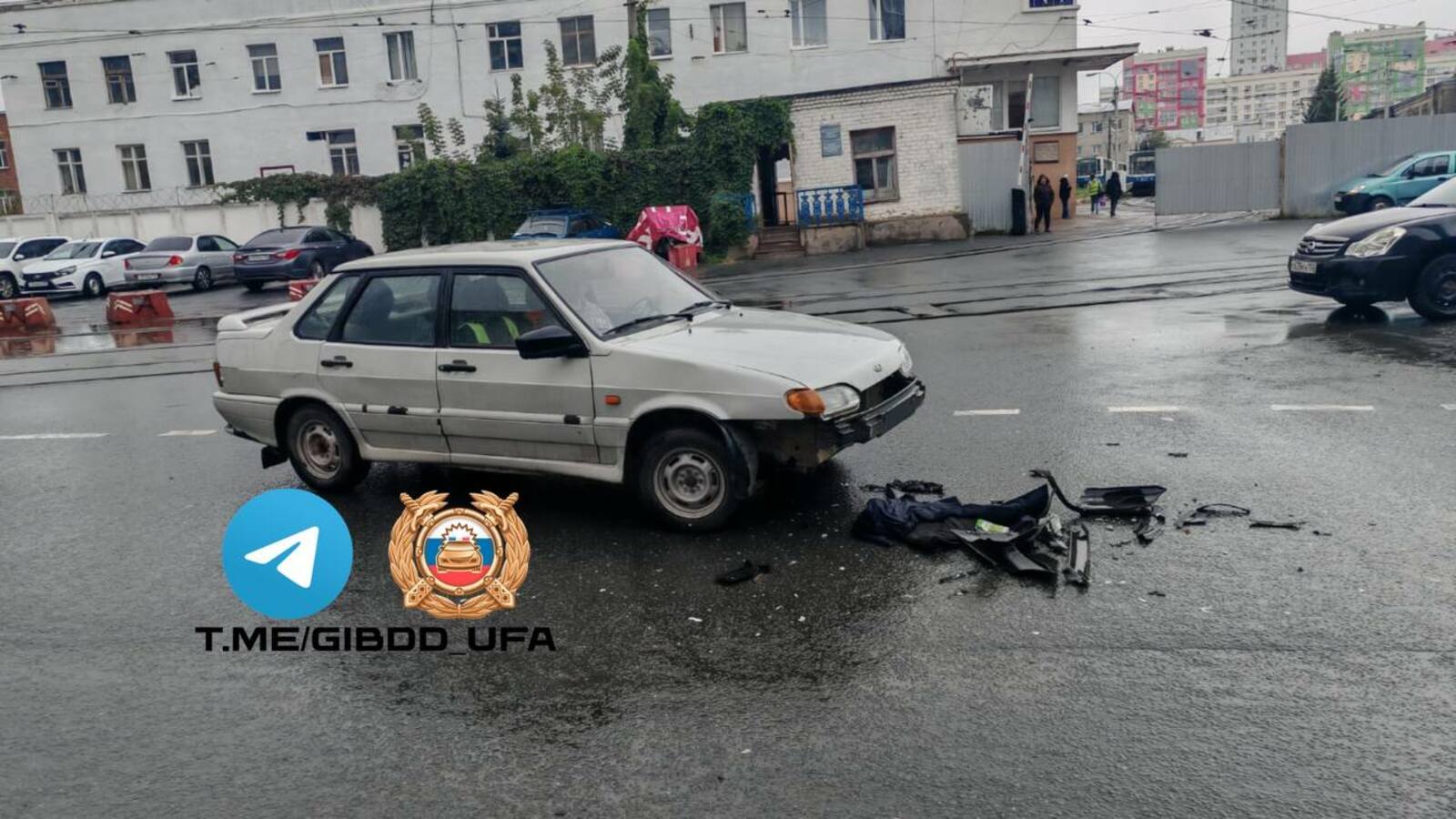 В Уфе легковушка столкнулась с электропитбайком: пострадал водитель