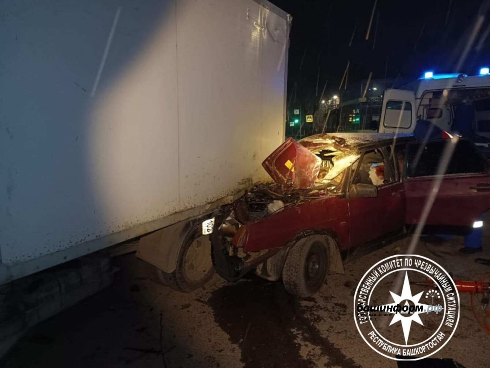 В Башкирии спасатели деблокировали пострадавших во время аварии