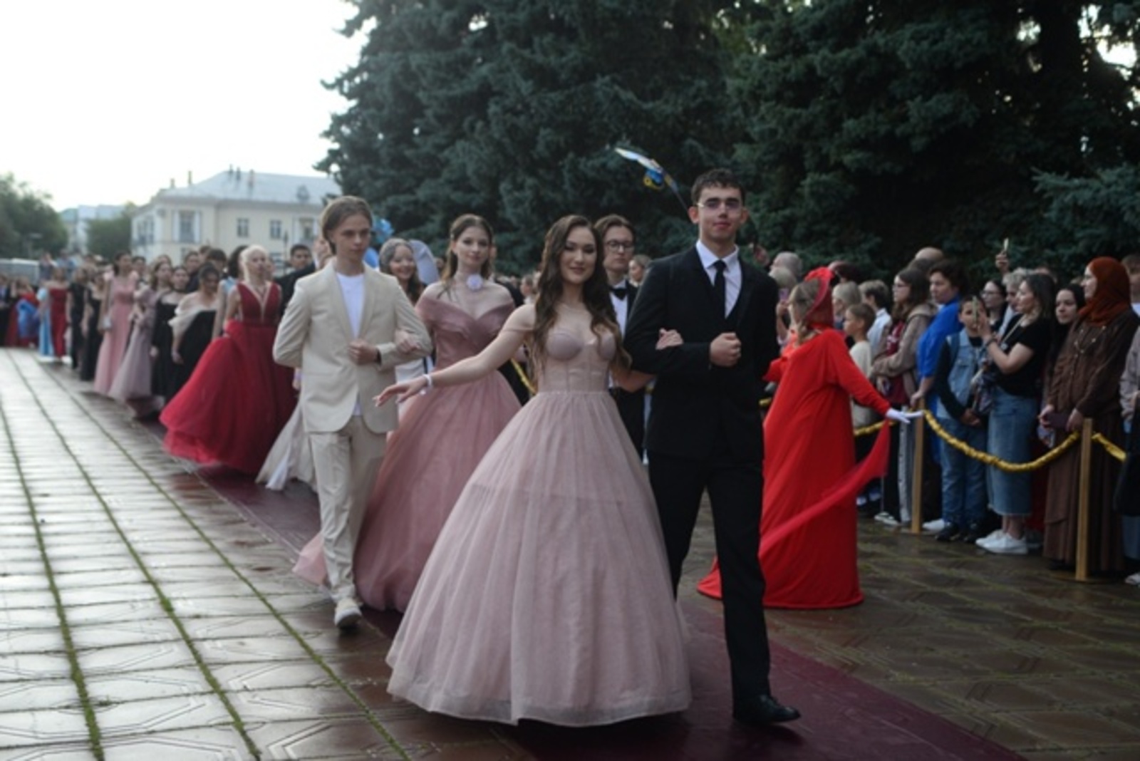 Глава Башкирии поздравил выпускников