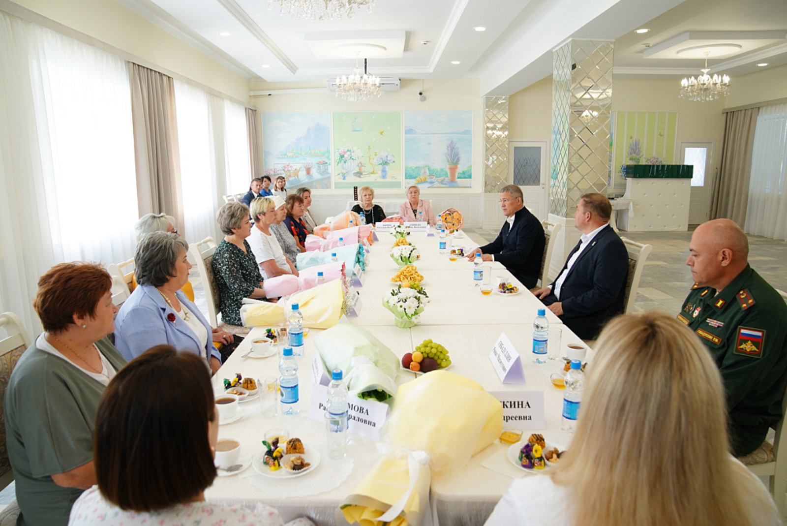 Радий Хабиров вручил ордена семьям героев СВО из Мелеузовского района