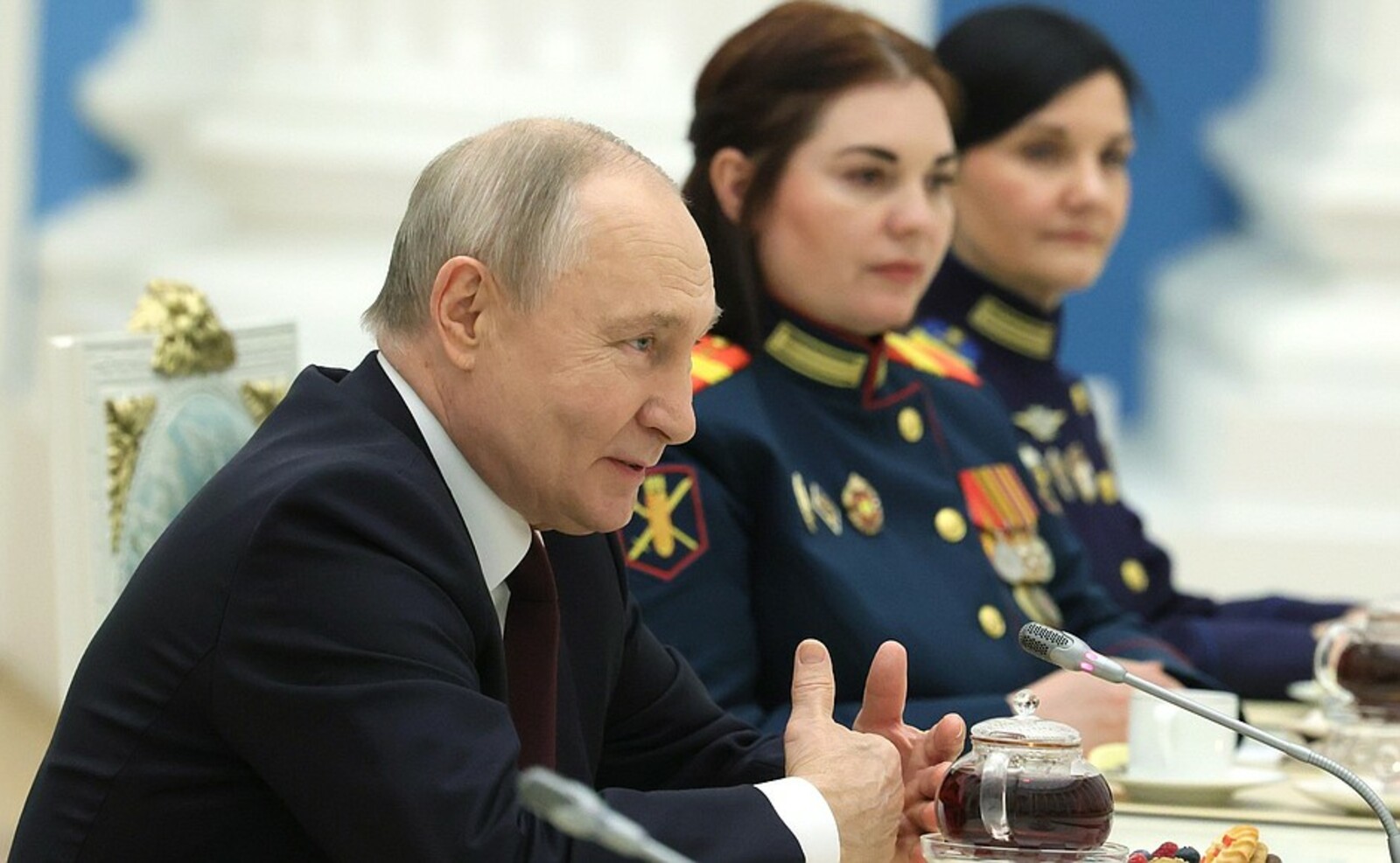 Теплая встреча в Кремле: Путин поздравил женщин с наступающим 8 Марта