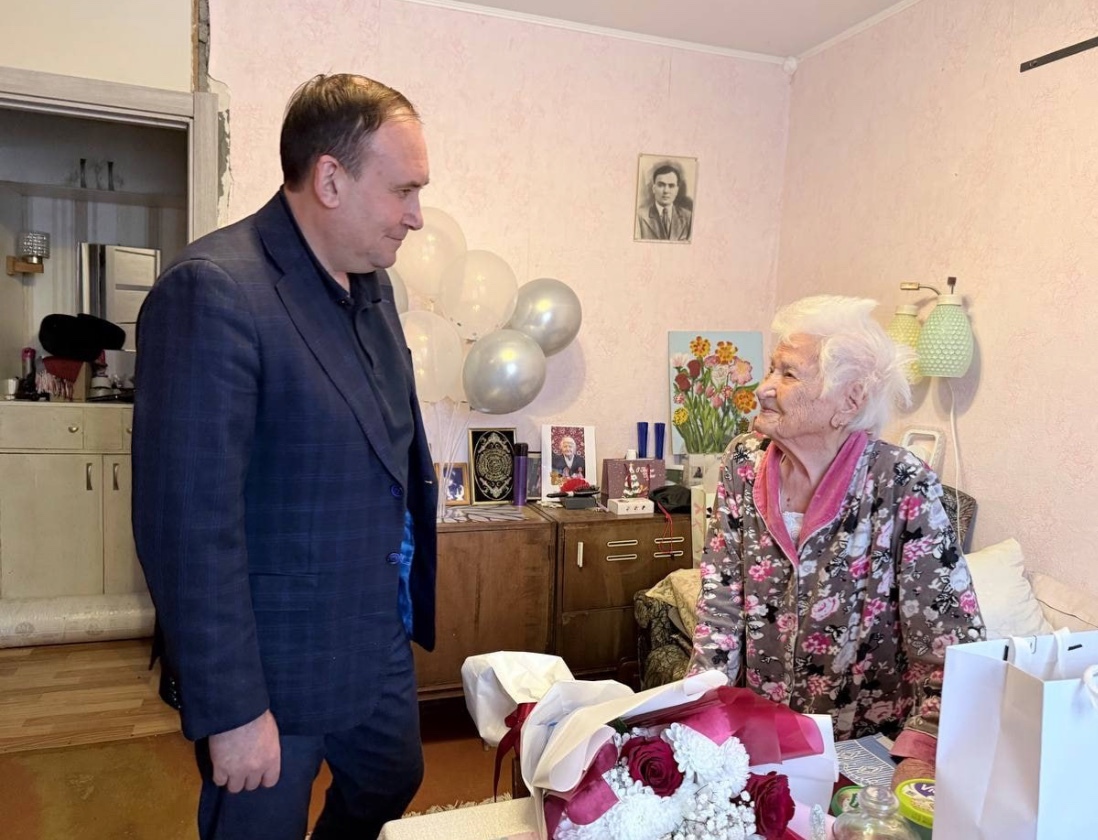 В Кировском районе Уфы поздравили со 100-летием труженицу тыла Накию Емашеву