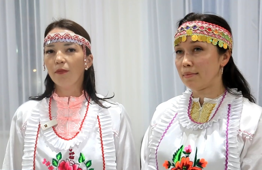 Участницы ансамбля Екатерина Каримова и Кристина Рощупкина. Фото: скриншот телесюжета NEXT-TV, Нефтекамск.