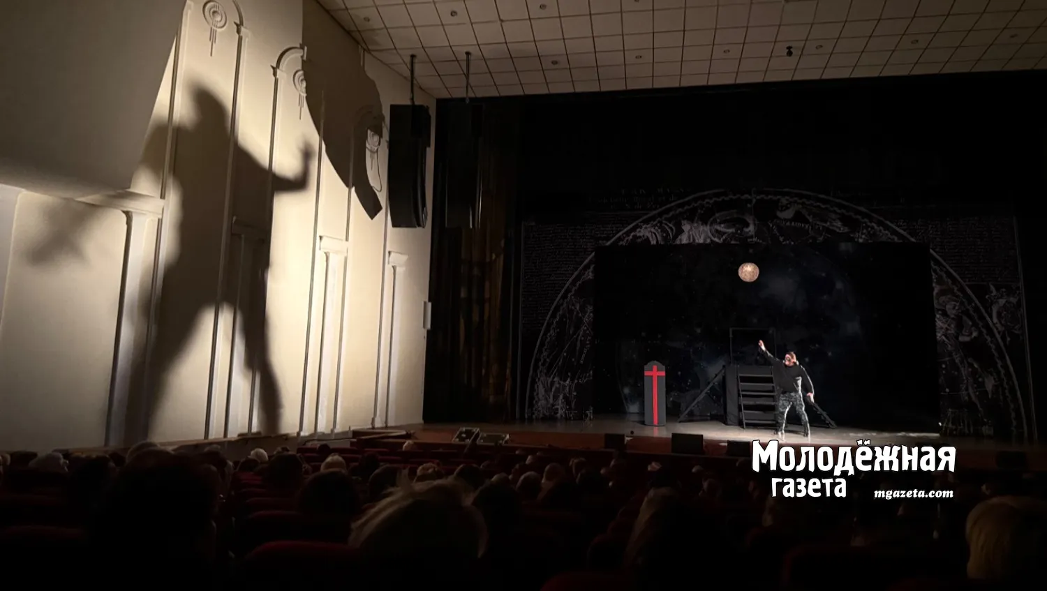 Присутствовал даже элемент театра теней