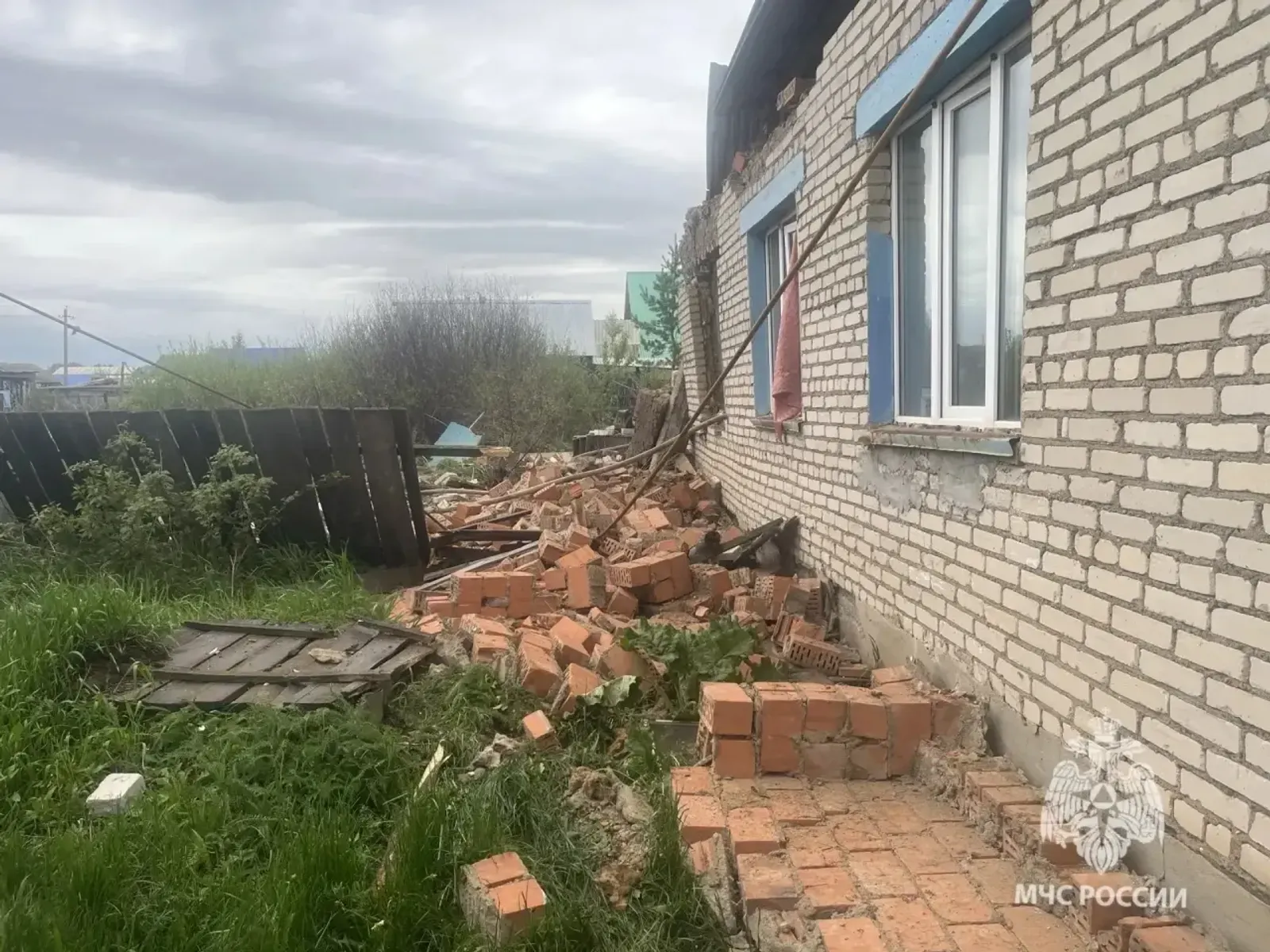 Взрыв газа повредил двухквартирный дом в Башкирии